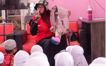 Cerita dan Literasi: Mahasiswa IPII UIN Antasari Warnai Dunia Anak Lewat Kegiatan Storytelling